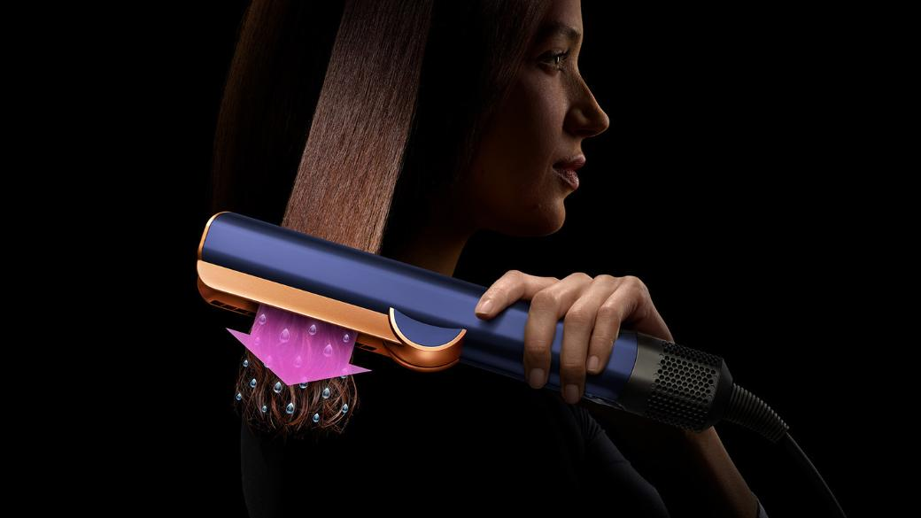 Mujer alisándose el cabello